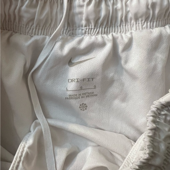 Nike Dri-FIT White Shorts - Picture 4 of 5